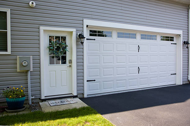 24/7 Emergency Garage Door Panel Replacement experts in Clay City, IN